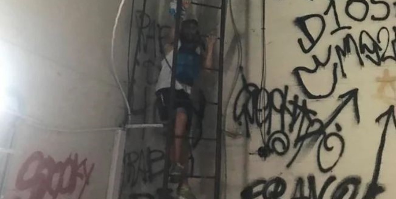 Video: graves incidentes entre la policía e hinchas en el Obelisco