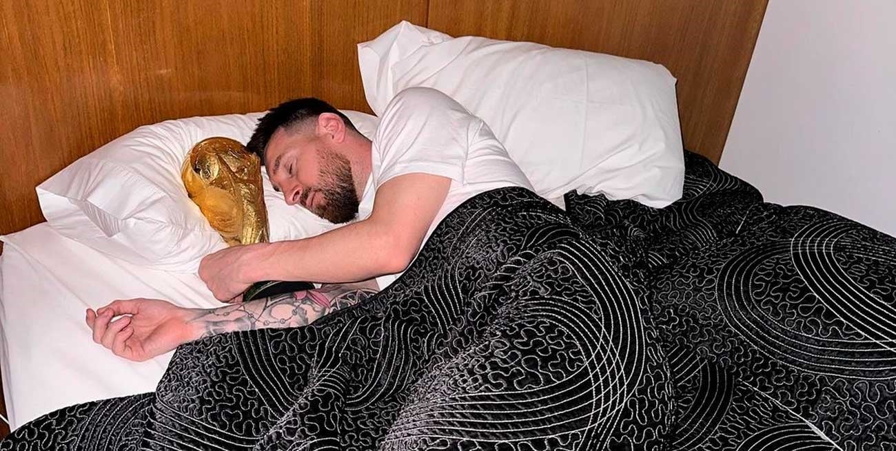 ¡Buen día!: la foto soñada de Messi durmiendo con la Copa del Mundo
