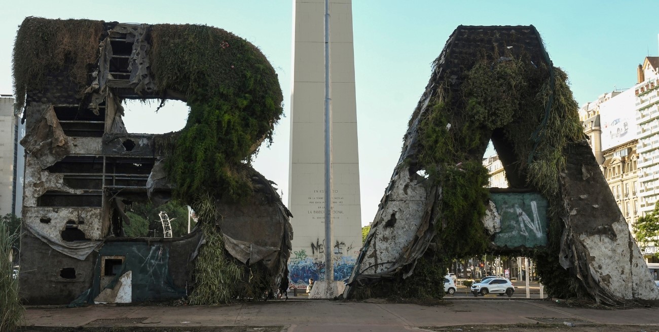 Video: luego de los festejos, Santi Maratea fue a limpiar al Obelisco y alrededores