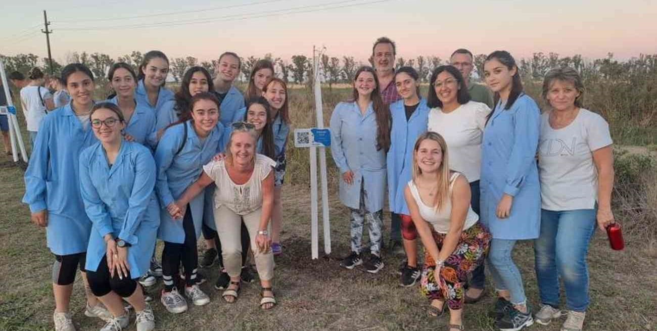 Educación y medioambiente: El Trébol creó el “Bosque de los Egresados”
