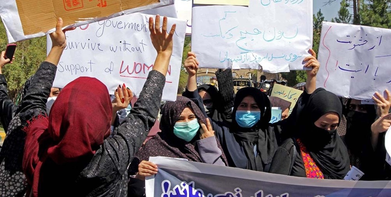 Un grupo de mujeres afganas protestó contra la prohibición de acceder a las universidades