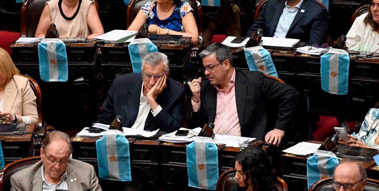 Martínez acusó a la oposición de estar  "disciplinada" por los medios críticos