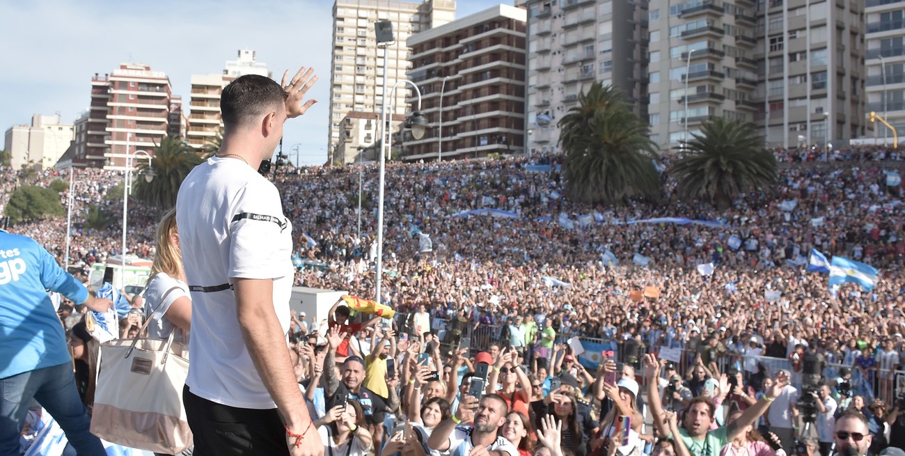 "Dibu" Martínez fue recibido por una multitud en Mar del Plata