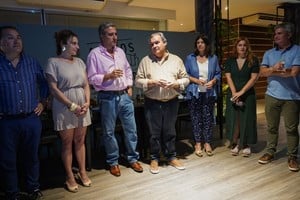 Farías, García y otros legisladores a la hora del brindis con la prensa.