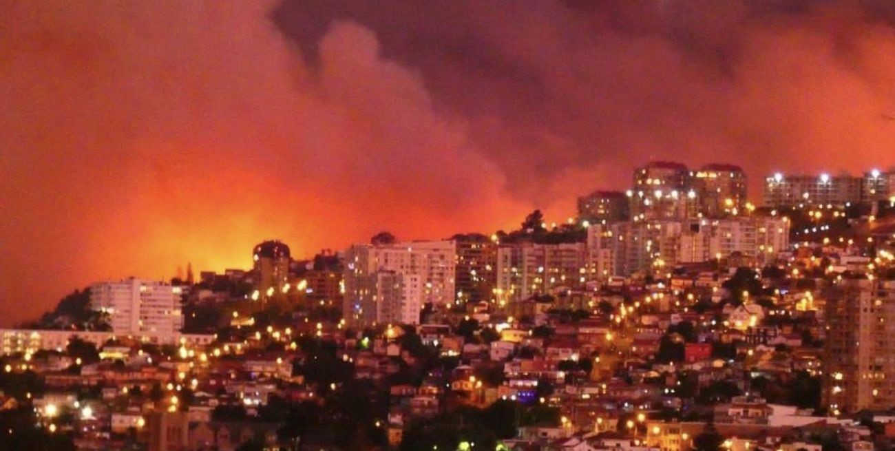 Dos muertos tras un incendio que afectó a 400 viviendas en Viña del Mar
