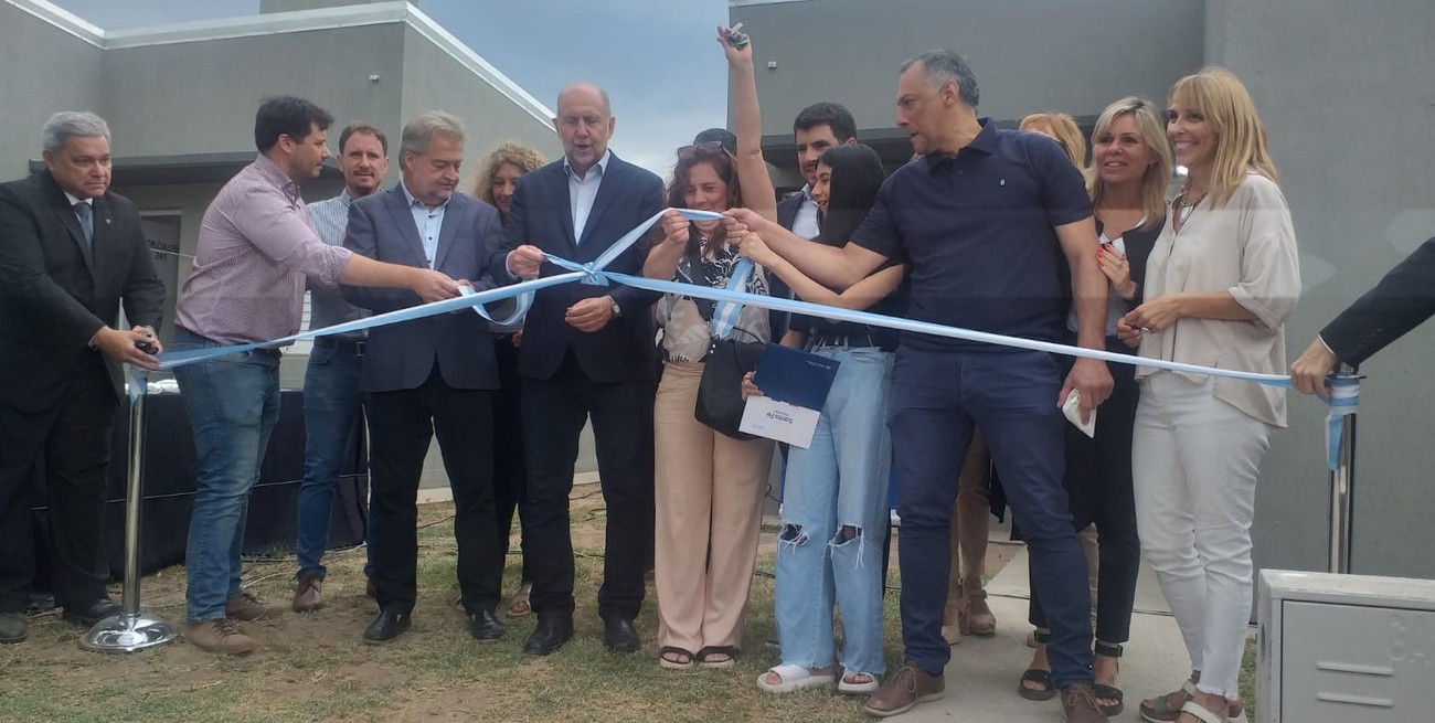 El gobernador Perotti entregó 64 viviendas en Venado Tuerto