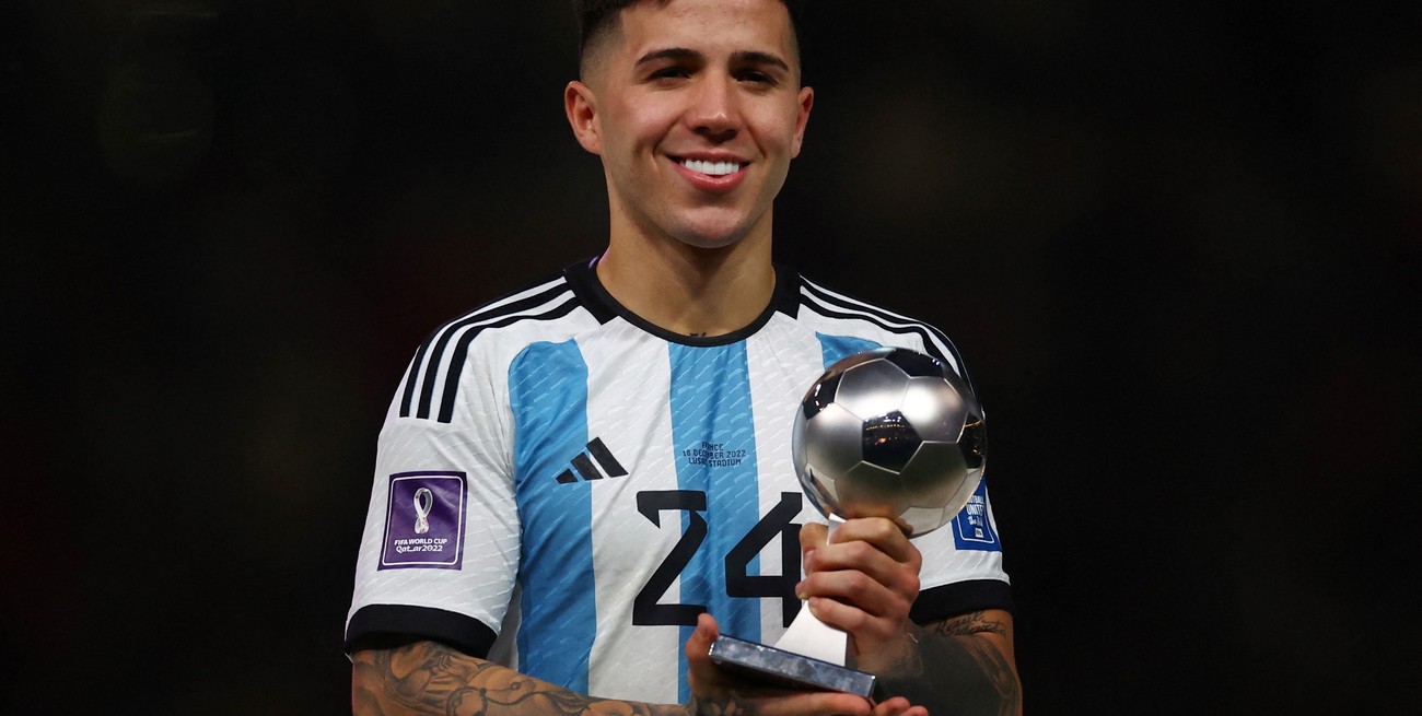 Clubes de la Premier League y La Liga comenzaron negociaciones por Enzo Fernández