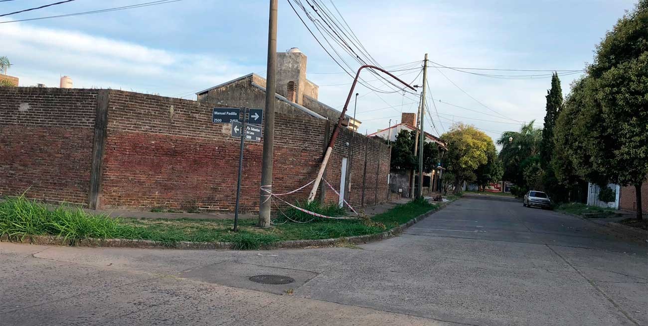 Un viejo poste quedó colgado de los cables y es un peligro a metros del Parque Federal