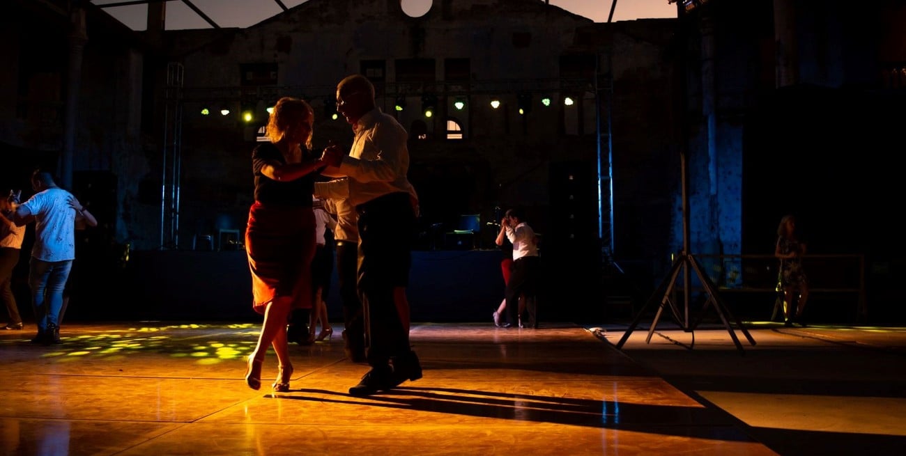Una noche de milonga en Santa Fe: jeans rotos, rastas y la pasión de cuerpos unidos en el baile
