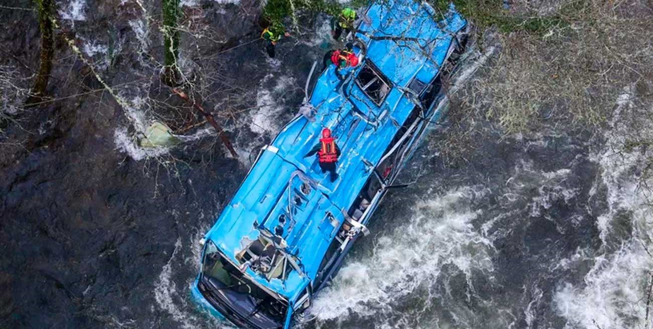 4 muertos al caer un colectivo a un río en Galicia