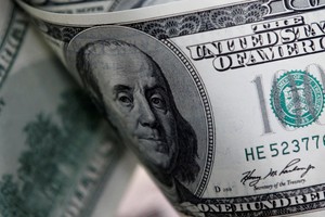 El dólar cerró con comportamiento dispar en bancos y señales opuestas entre el blue y el MEP.