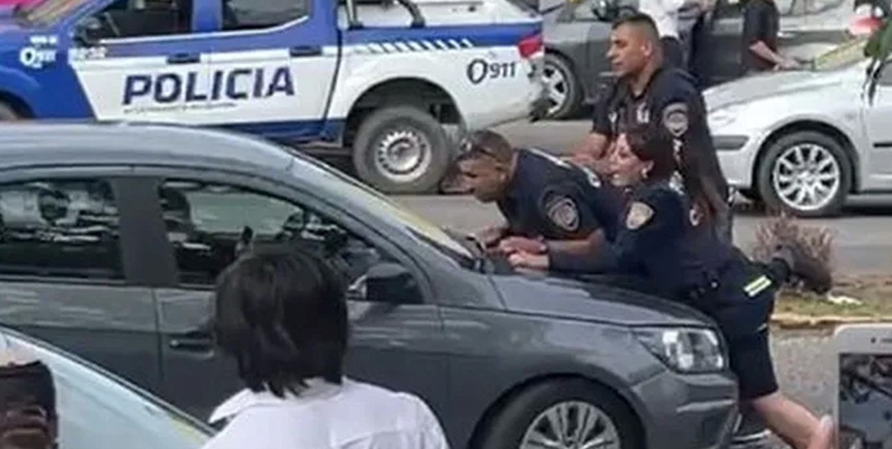 Córdoba: imputaron al joven que arrastró a dos policías en el capó por 200 metros