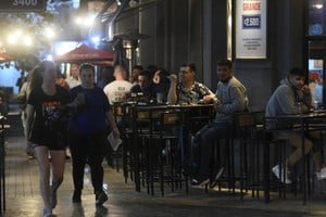 El tiempo dirá si la nueva ordenanza organiza la noche santafesina. Para ello, habrá que esperar que se cumplan con los requisitos, como los horarios de cierre. Los controles serán claves. Créditos: Manuel Fabatia