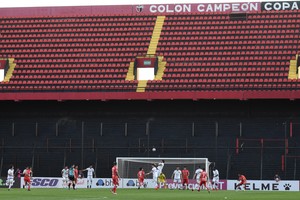 Una postal muy triste. Lunes 26 de septiembre: Colón recibe a Argentinos sin público por exigencia de seguridad por las amenazas de la barra (fue el día de las detenciones), es goleado por el "Bicho" y lo desplazan a Marini como DT.