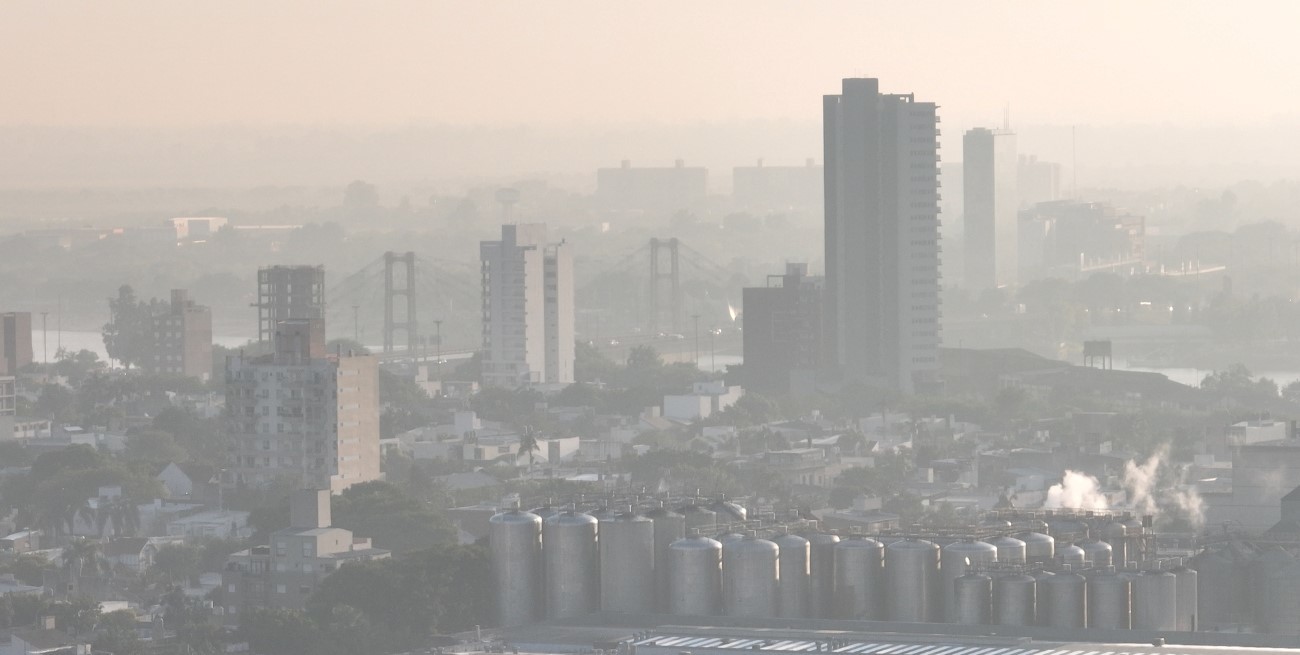 Desde el drone: así se ve el cielo cubierto de humo en la ciudad de Santa Fe