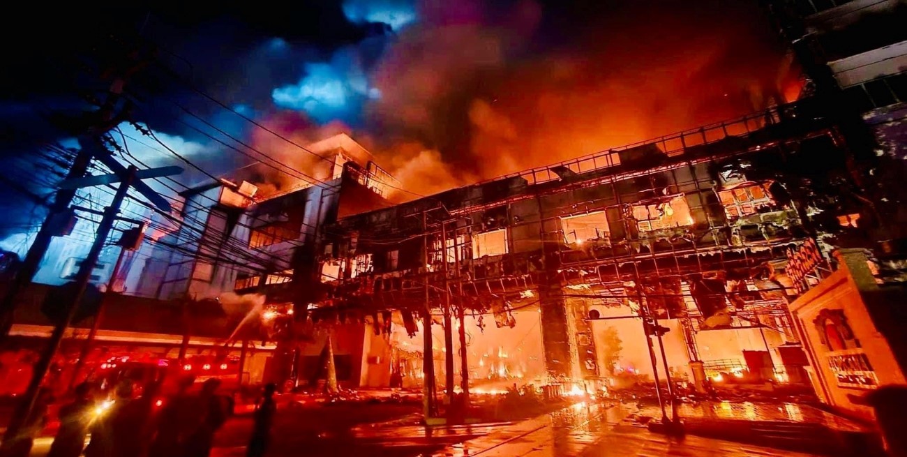 10 muertos por el incendio total de un hotel-casino en Camboya