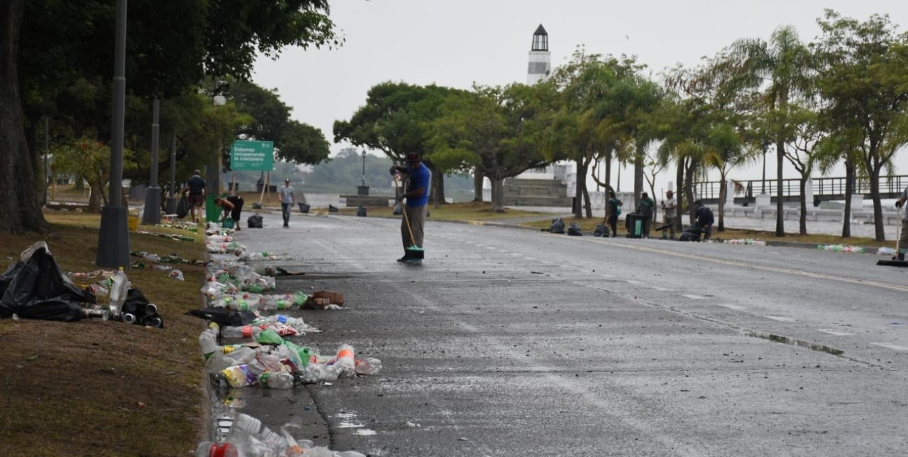 Lluvia y basura: el paisaje del regreso tras los festejos de Año Nuevo en la ciudad de Santa Fe