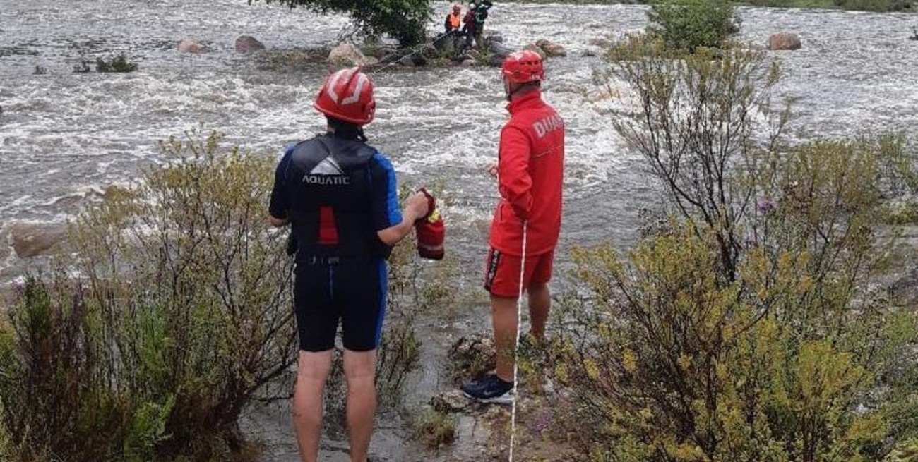 Video: rescataron a dos hombres que fueron alcanzados por una fuerte crecida en Córdoba