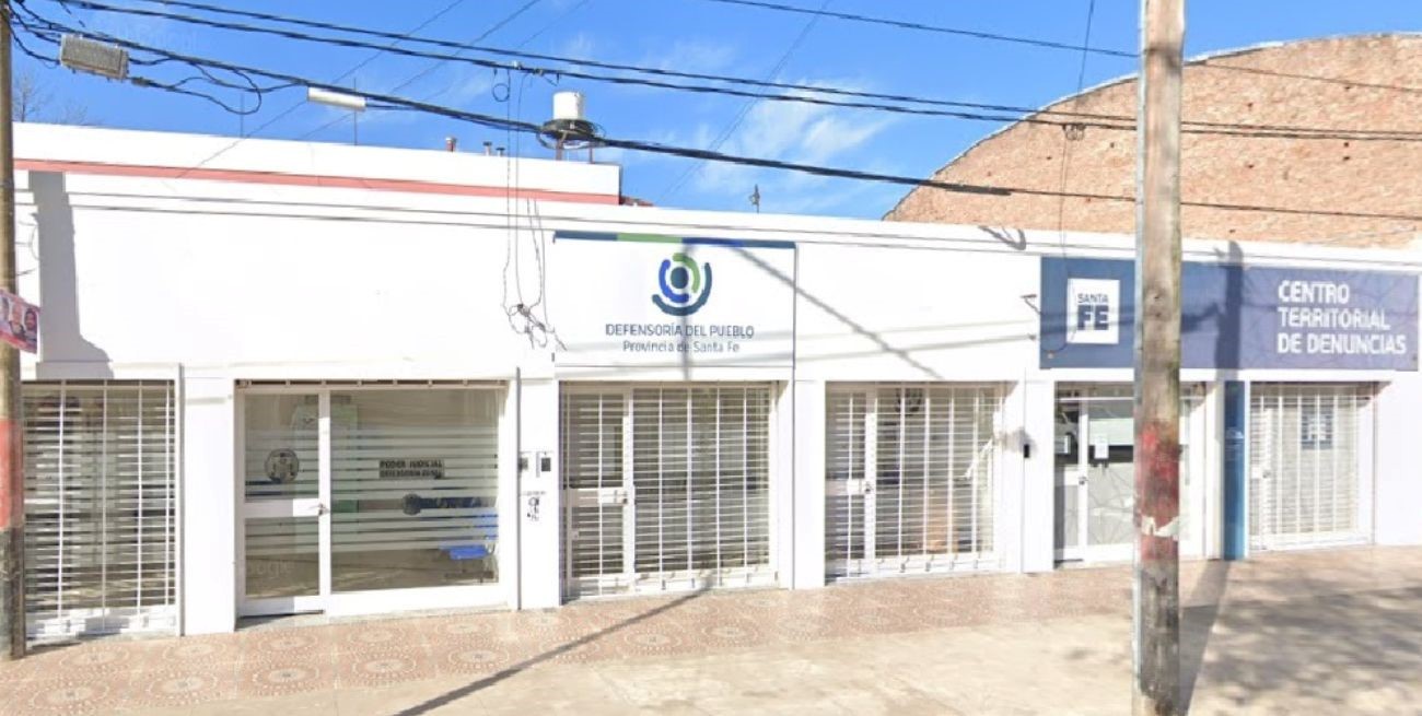 Villa Gobernador Gálvez: balearon la Defensoría del Pueblo y apedrearon el municipio