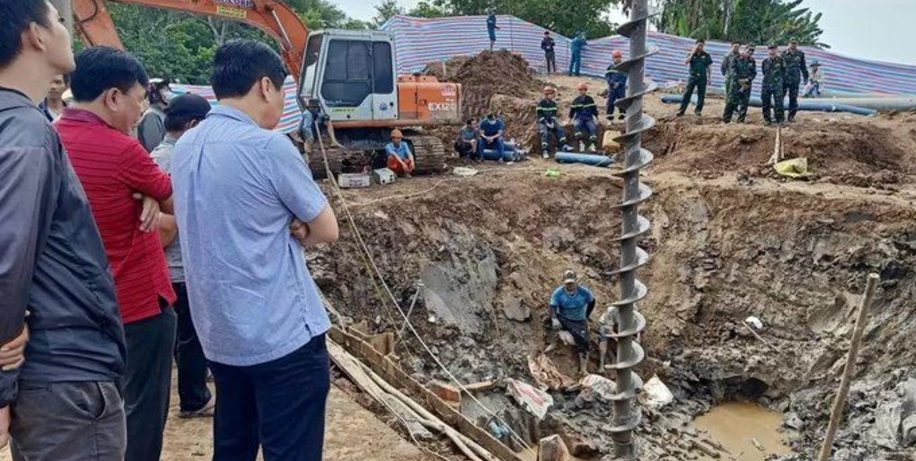 Video: tratan de salvar a un nene que cayó a un pozo de 35 metros en Vietnam