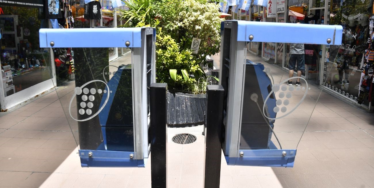 Teléfonos públicos: ya casi no se usan pero son atracción turística y en la web se venden a $60.000