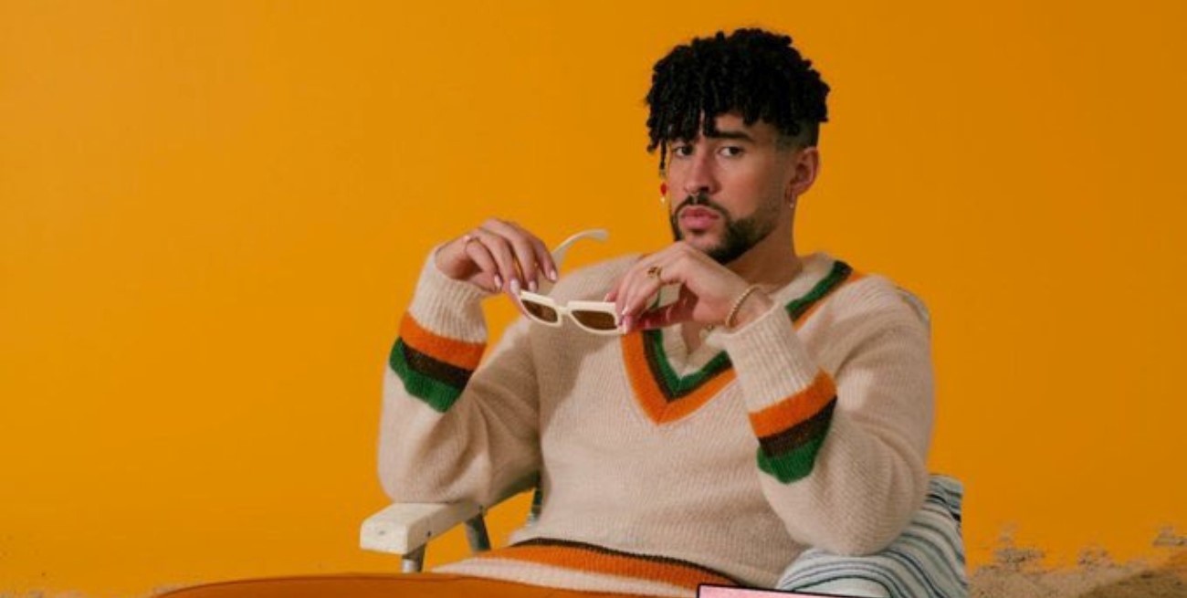 Bad Bunny se excusó tras tirarle al agua el celular a una fanática que lo acosaba