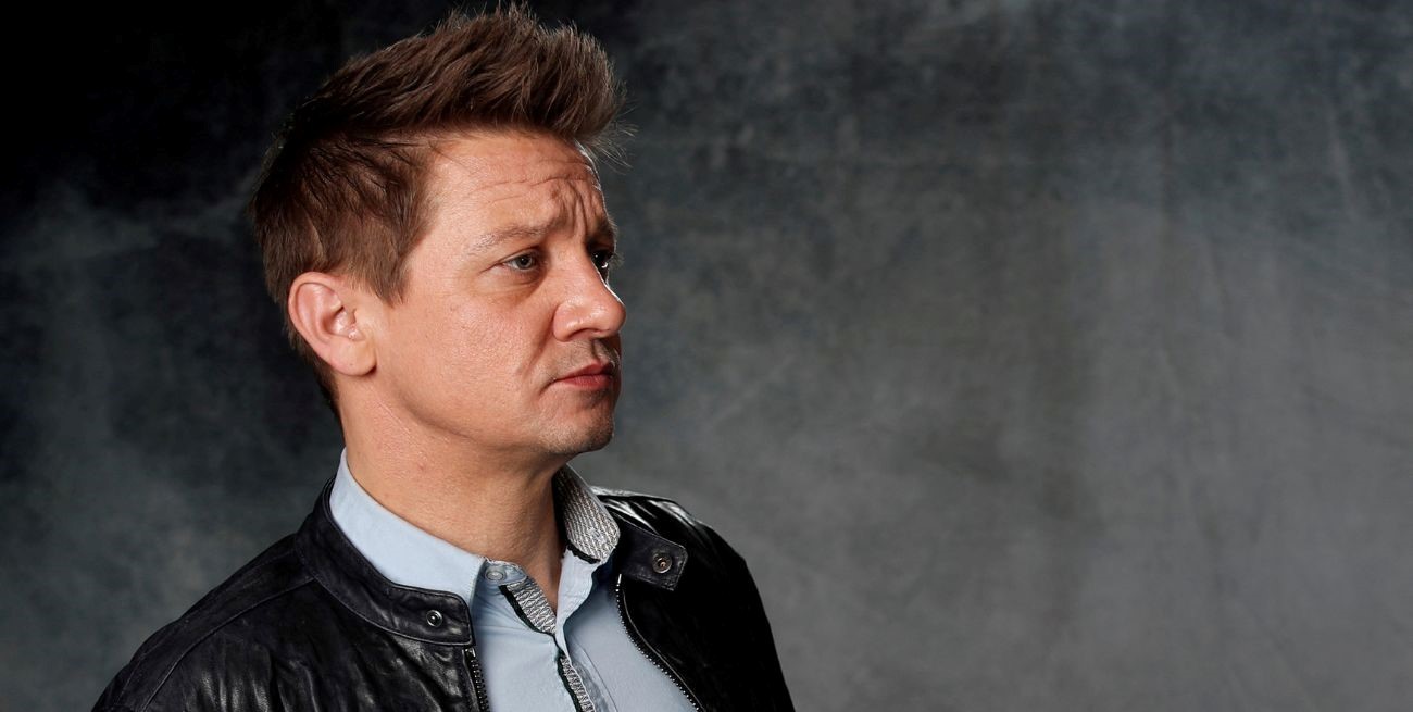El actor Jeremy Renner envió un saludo a través de una foto desde el hospital