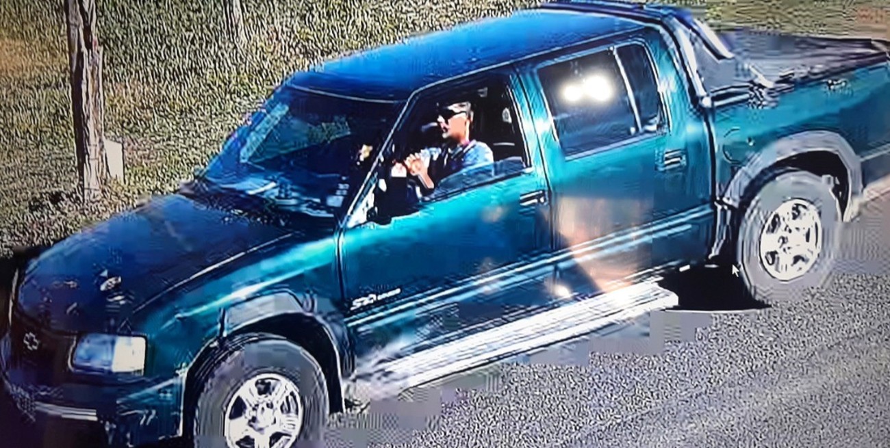 Video: discutió con su novia, le robó el perro y lo tiró de una camioneta