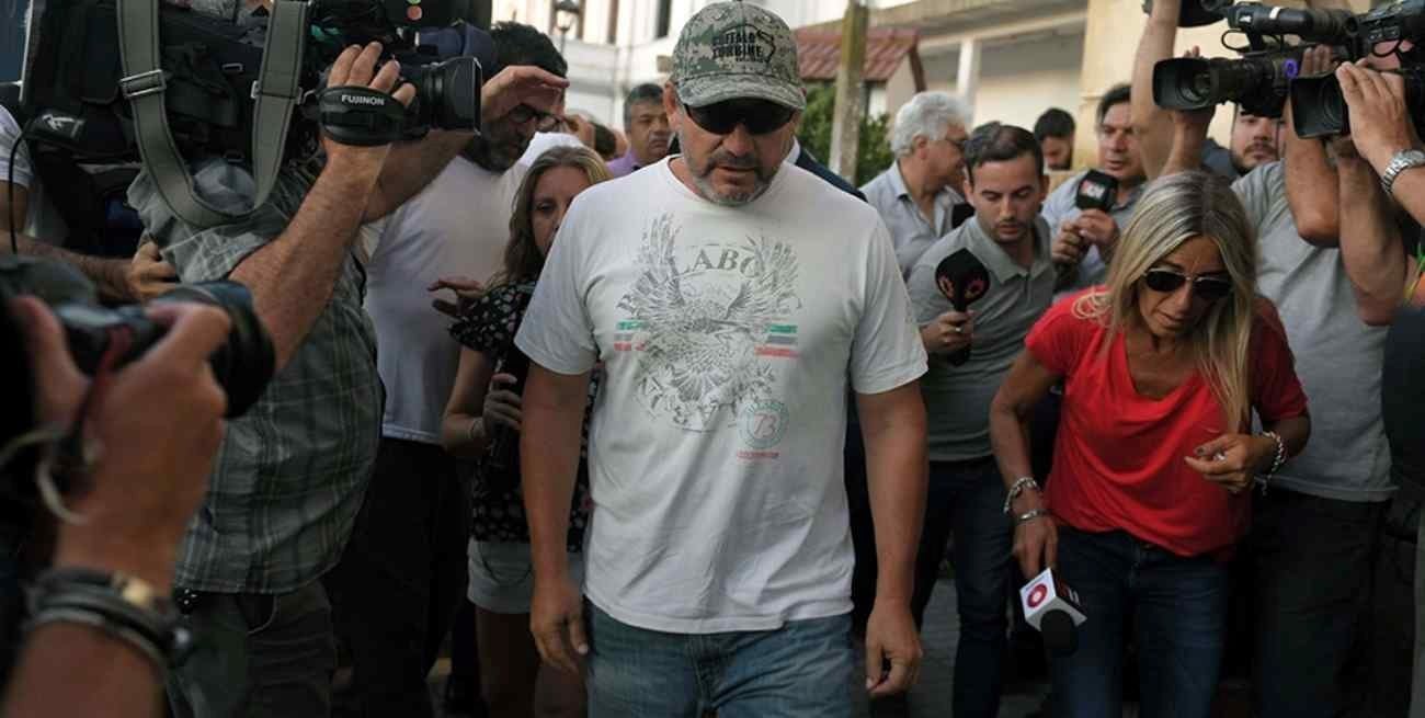 "Y llora Thomsen, llora": escracharon a los padres de Máximo a la salida del penal de Dolores