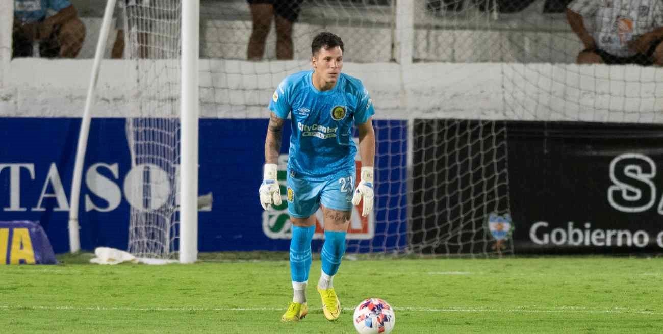 Rosario Central reconoció a Gaspar Servio como el "arquero más goleador del 2022"