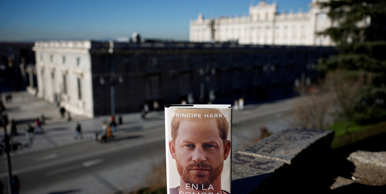 El príncipe Harry fue acusado de querer demoler la monarquía británica con su autobiografía 