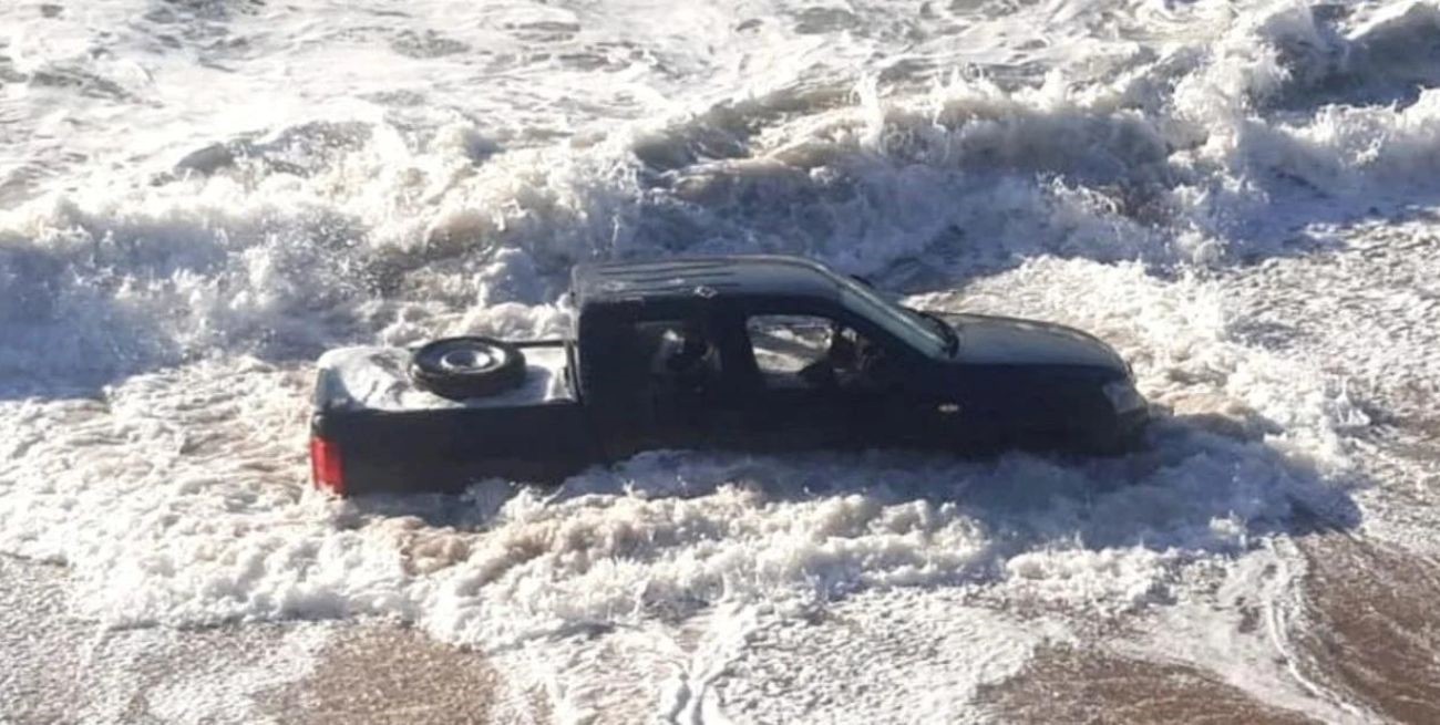 Hallaron en el mar la camioneta del principal acusado por un femicidio en Batán