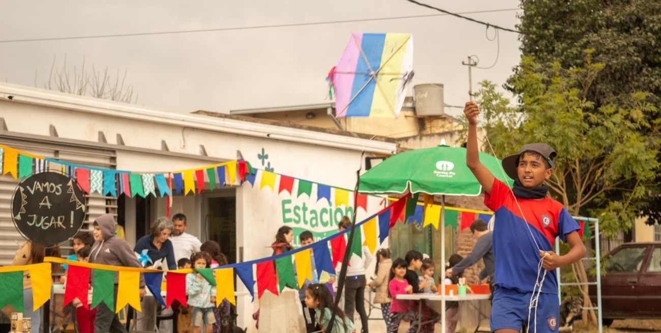 "Una rebelión" infantil: las veredas de Santa Fe fueron tomadas por rayuelas, tatetís y murales