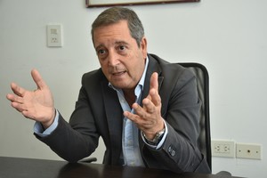 Juan Manuel Cozzi, investigador doctoral en Comunicación de Riesgo. Es de suma importancia, subrayó, "incorporar el enfoque integral de gestión de riesgos de desastres para repensar las políticas públicas y diseñar estrategias orientadas a construir resiliencia a partir de situaciones adversas, que atiendan las vulnerabilidades sociales y la exposición de la población ante las mismas". Crédito: Flavio Raina