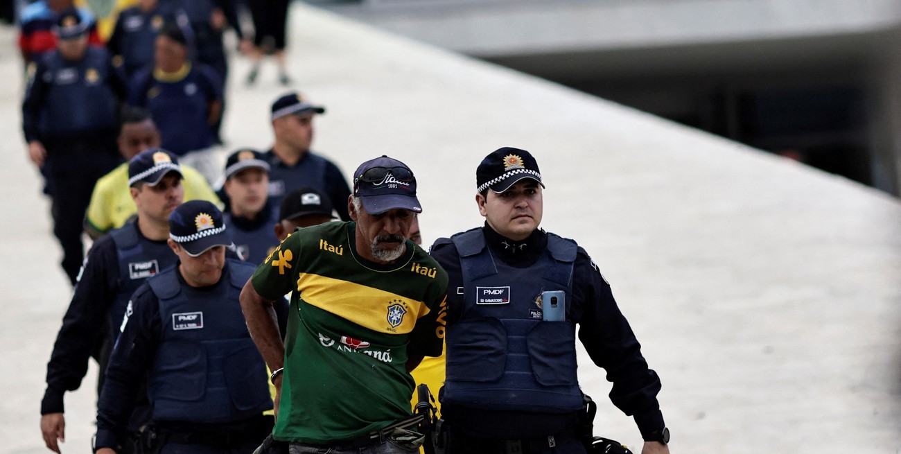 Al menos 130 seguidores de Bolsonaro fueron detenidos por invadir edificios en Brasilia