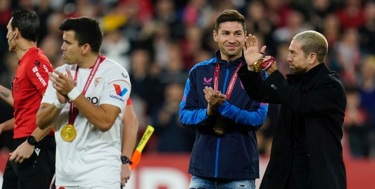 Continúan los homenajes: llegó el turno de Acuña, Montiel y "Papu" Gómez en Sevilla