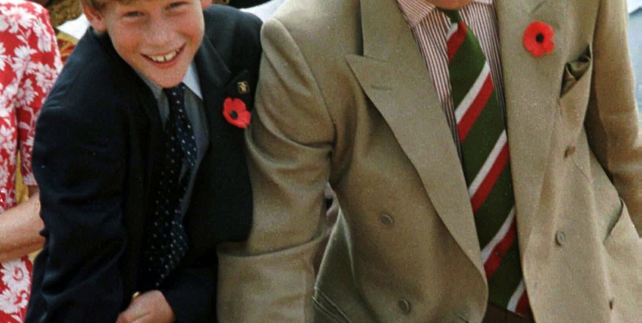 Carlos III cambia la tradición y aparta al príncipe Harry de su coronación