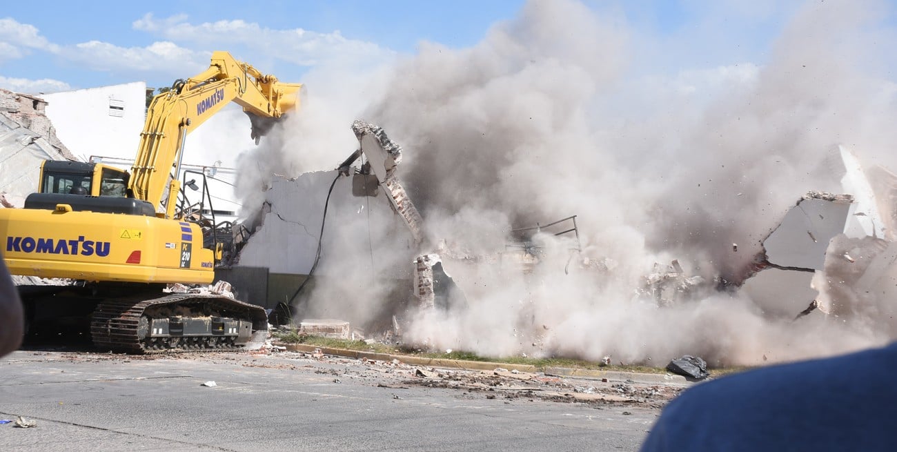 Video: derrumbaron otra de las paredes de la distribuidora incendiada
