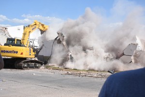 Una de las paredes que quedaba en pie fue demolida este lunes por la tarde. Crédito: Luis Cetraro