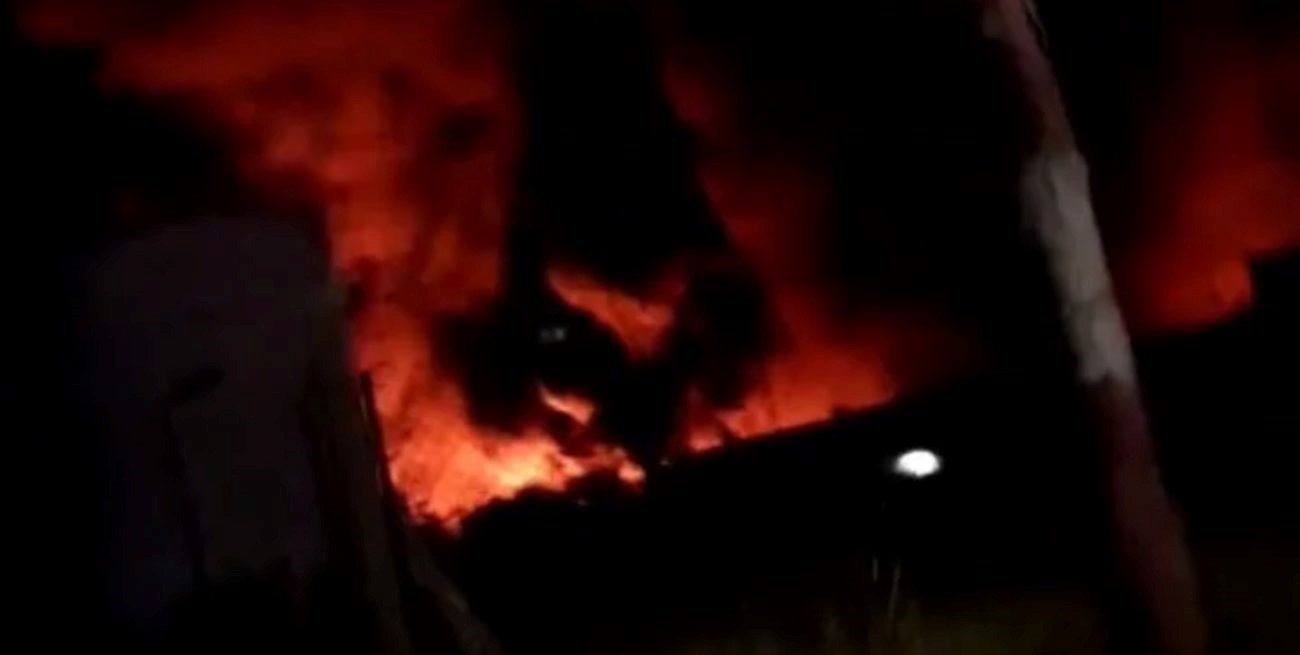 Gran incendio en una fábrica textil en las afueras de La Plata