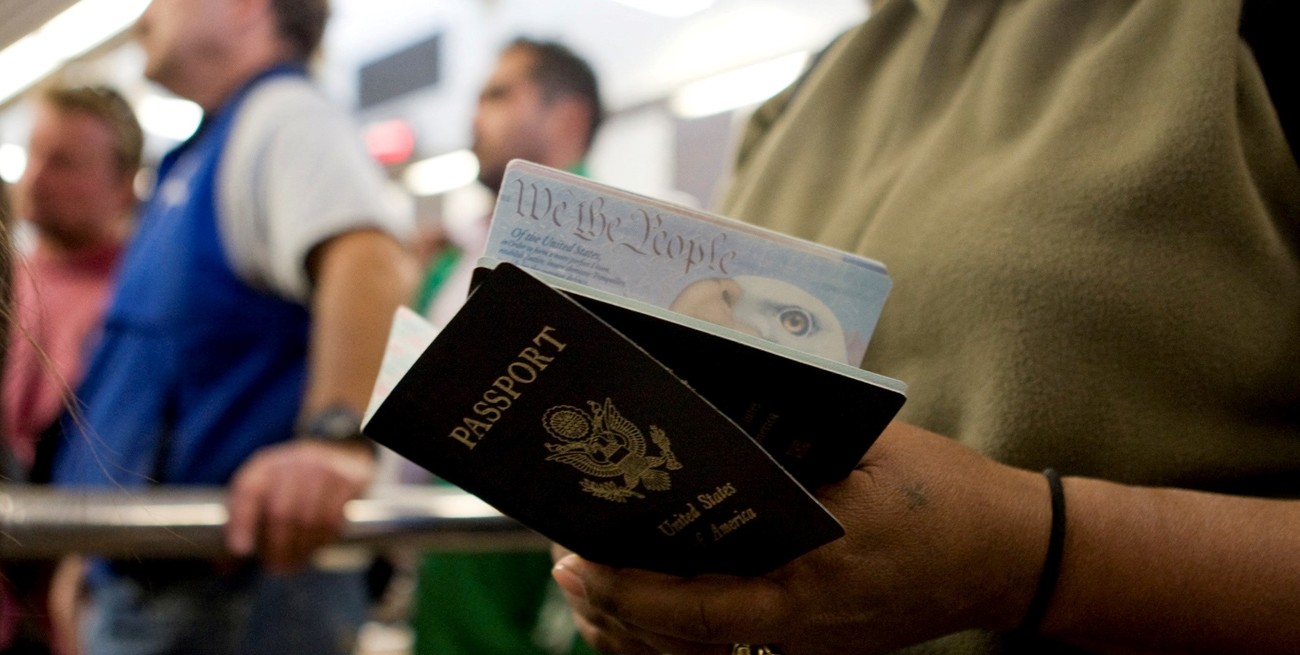 Estos son los pasaportes más y menos "poderosos" para viajar por el mundo en 2023