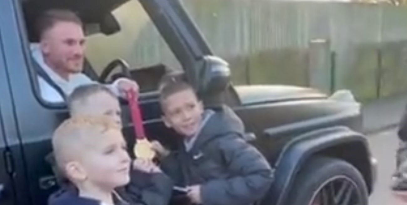 Alexis Mac Allister mostró su medalla a los niños del Brighton luego de entrenar