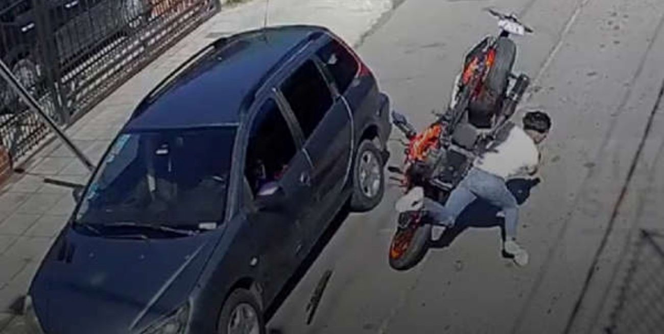 Video: robó una moto, chocó contra un auto estacionado mientras hacía piruetas y falleció