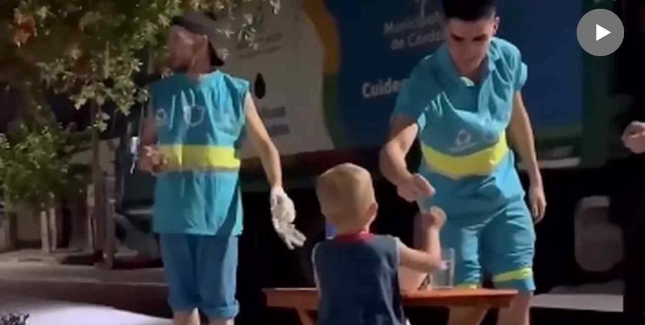 "Esperando a mis amigos": el tierno gesto que tuvo un nene con dos recolectores de basura