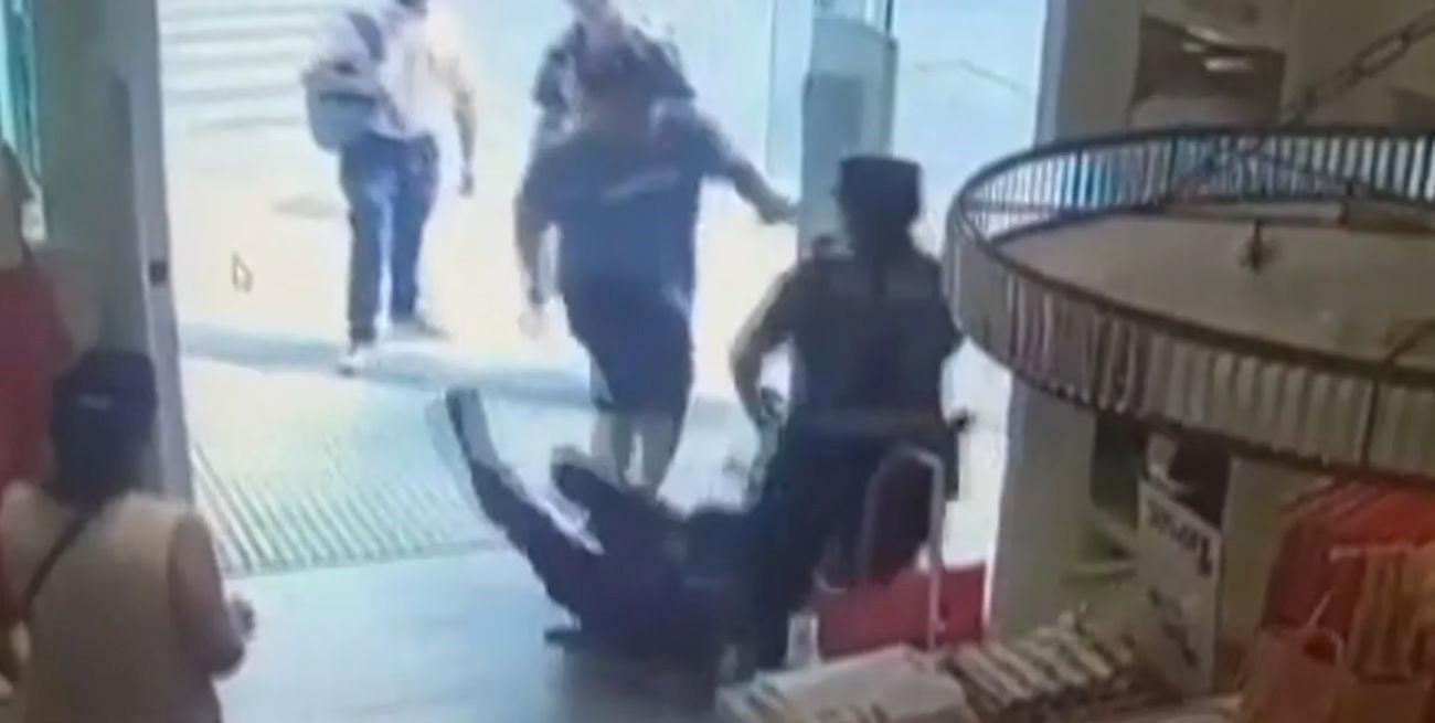 Video: un hombre atacó a una mujer policía en Recoleta: la tiró al suelo y la pateó