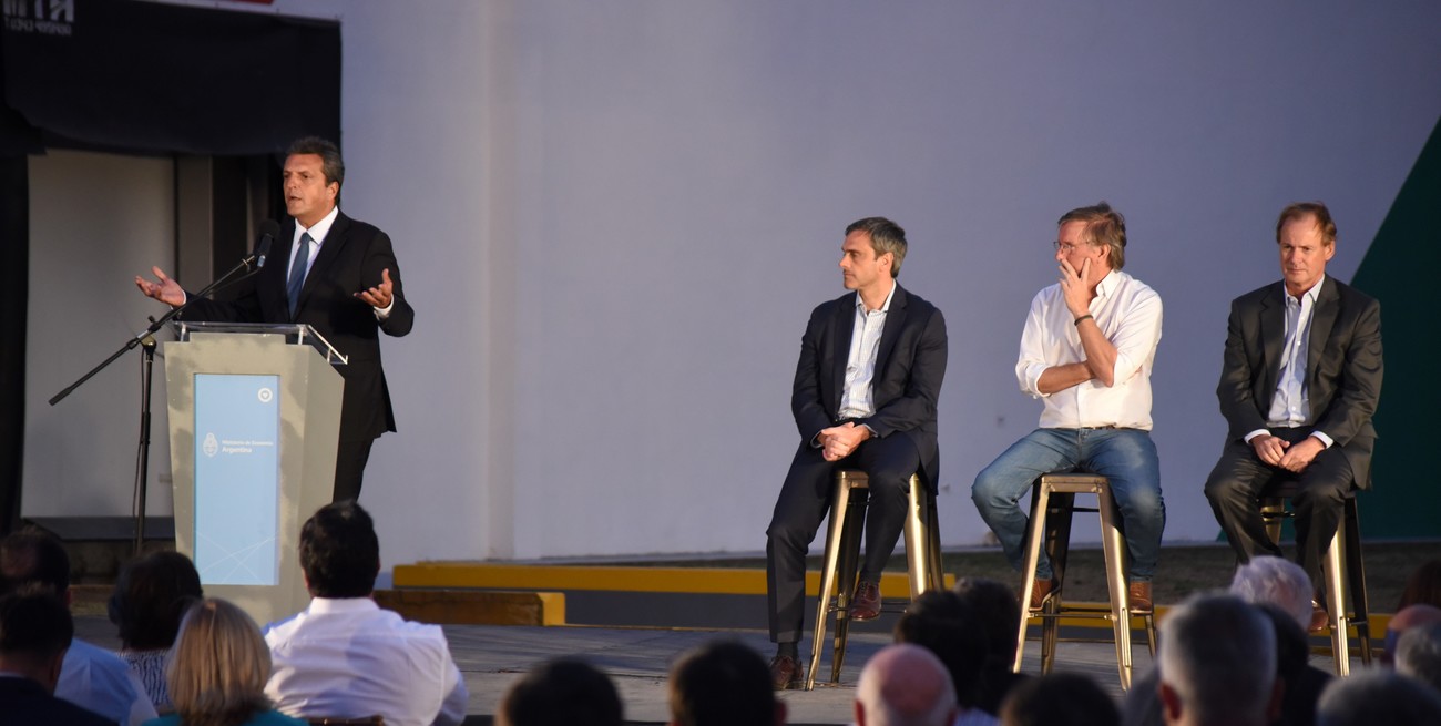 Massa presentó un programa de compensación para productores porcinos, aviar y de huevos