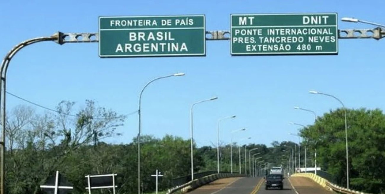 Quiso cruzar la frontera en Puerto Iguazú con 40.000 dólares en las medias y lo atraparon