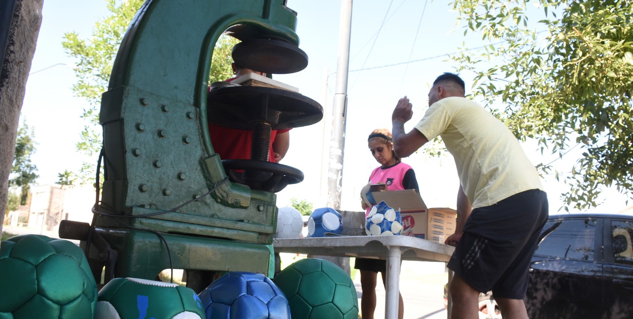 Santa Fe: aprendieron a confeccionar pelotas y armaron un taller en la vereda