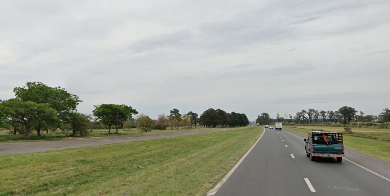 Asaltantes pusieron escombros sobre la autopista Santa Fe - Rosario y emboscaron a un camionero