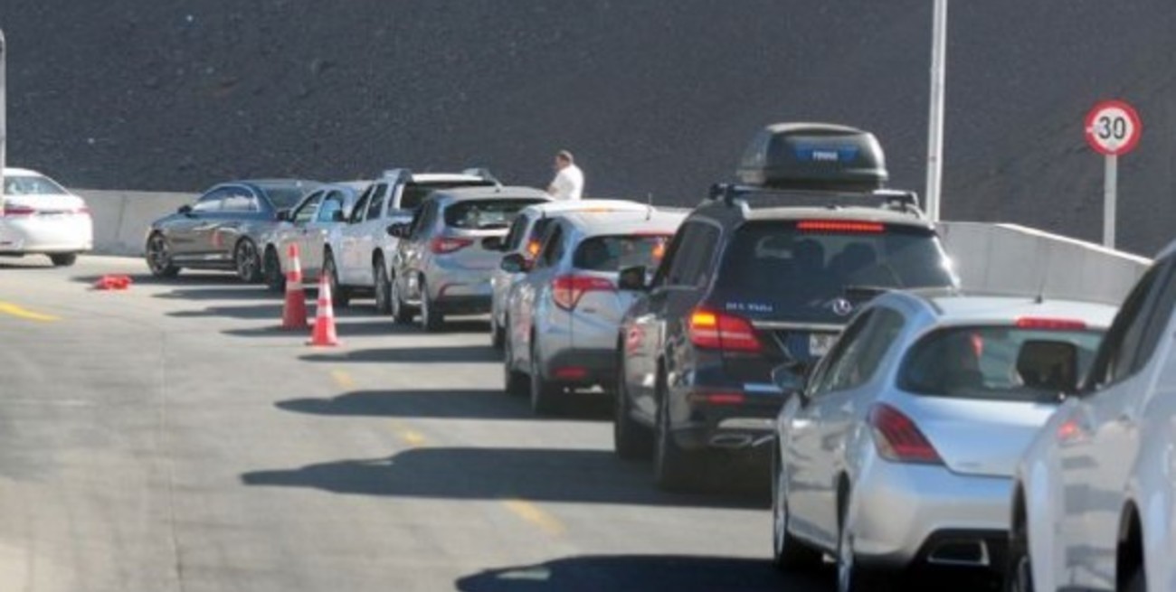 Advierten demoras de hasta cinco horas para cruzar a Chile desde Mendoza